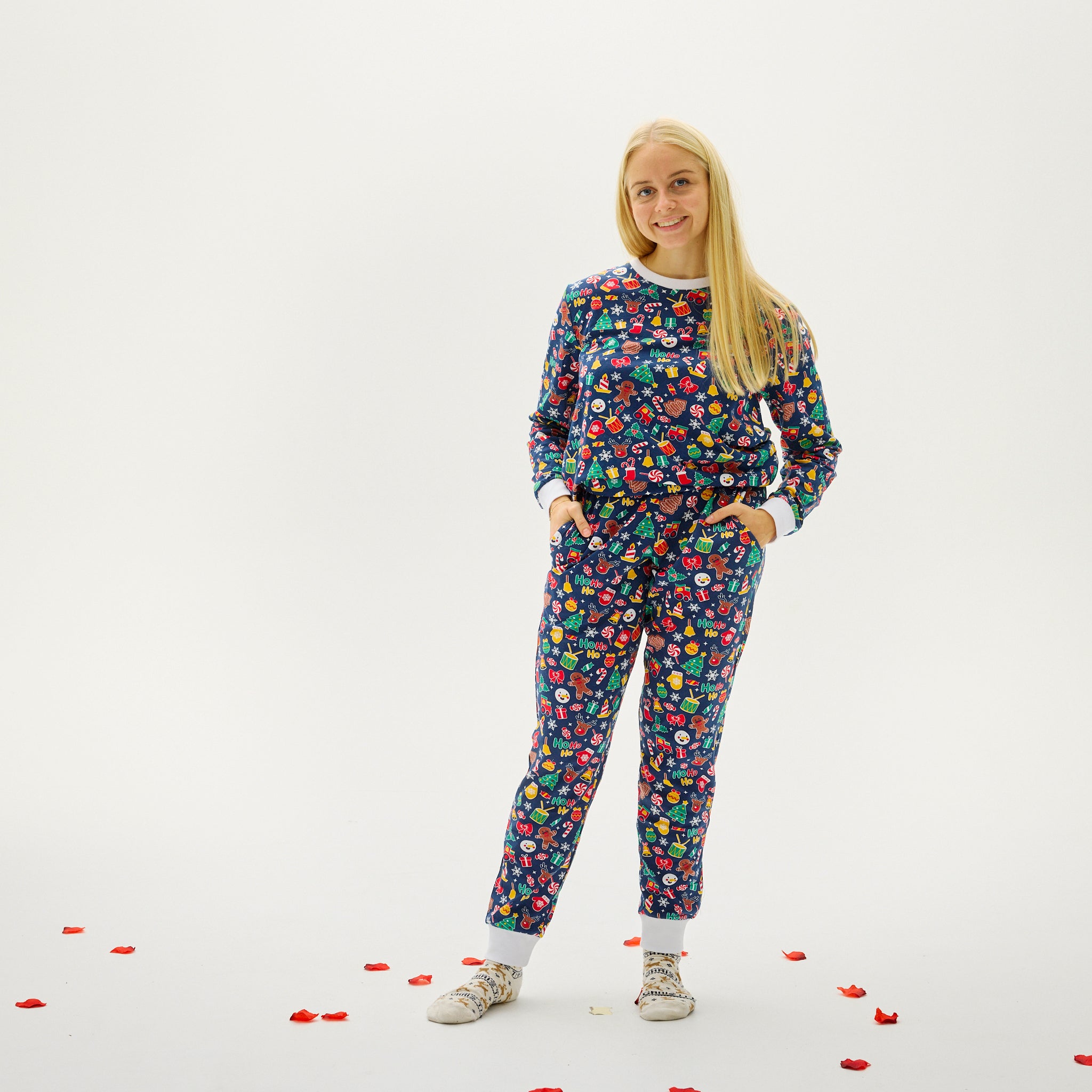 Dunkelblauer Weihnachtspyjama Damen mit buntem Weihnachtsmuster und weihnachtspullover Design.
